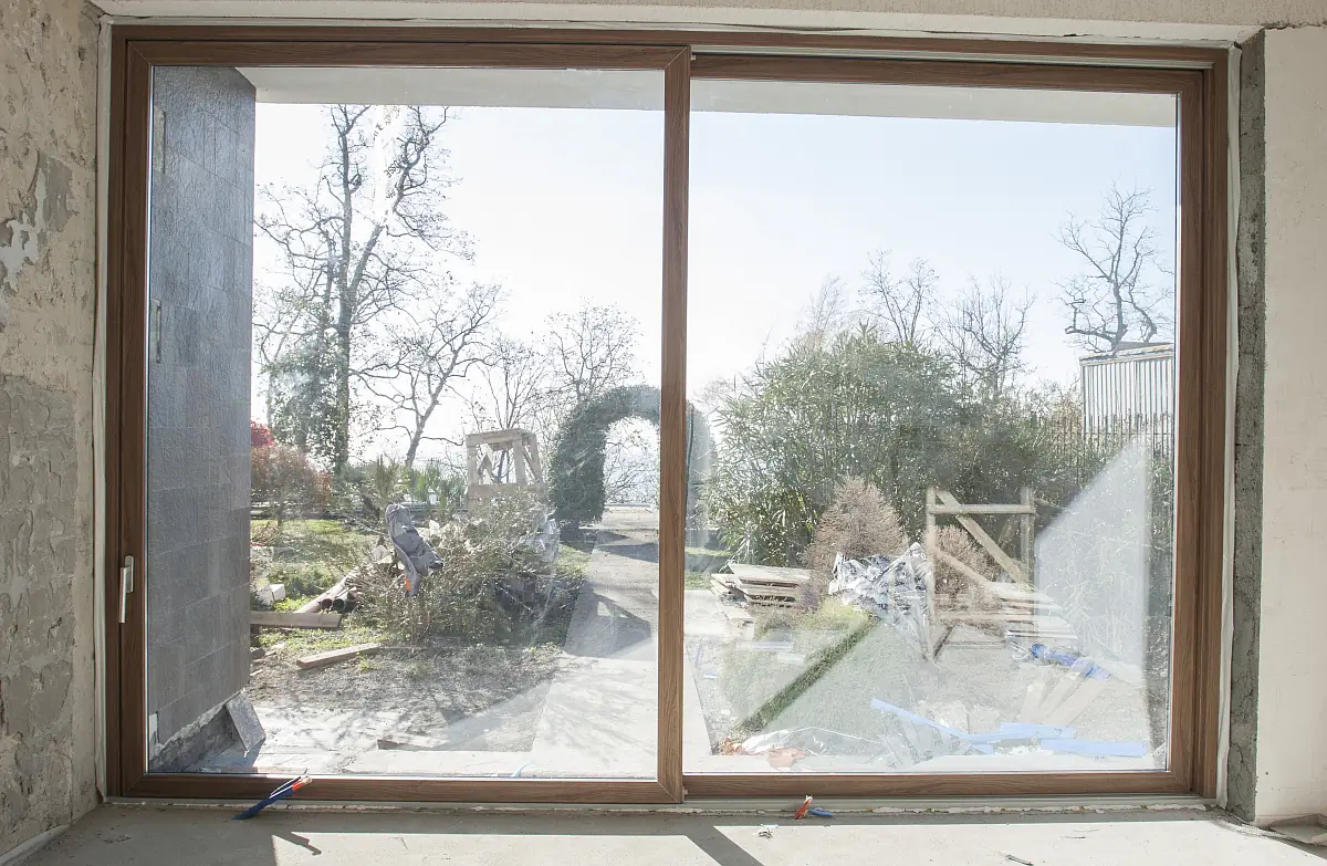 Раздвижная система дерево-алюминиевый окна в Сочи