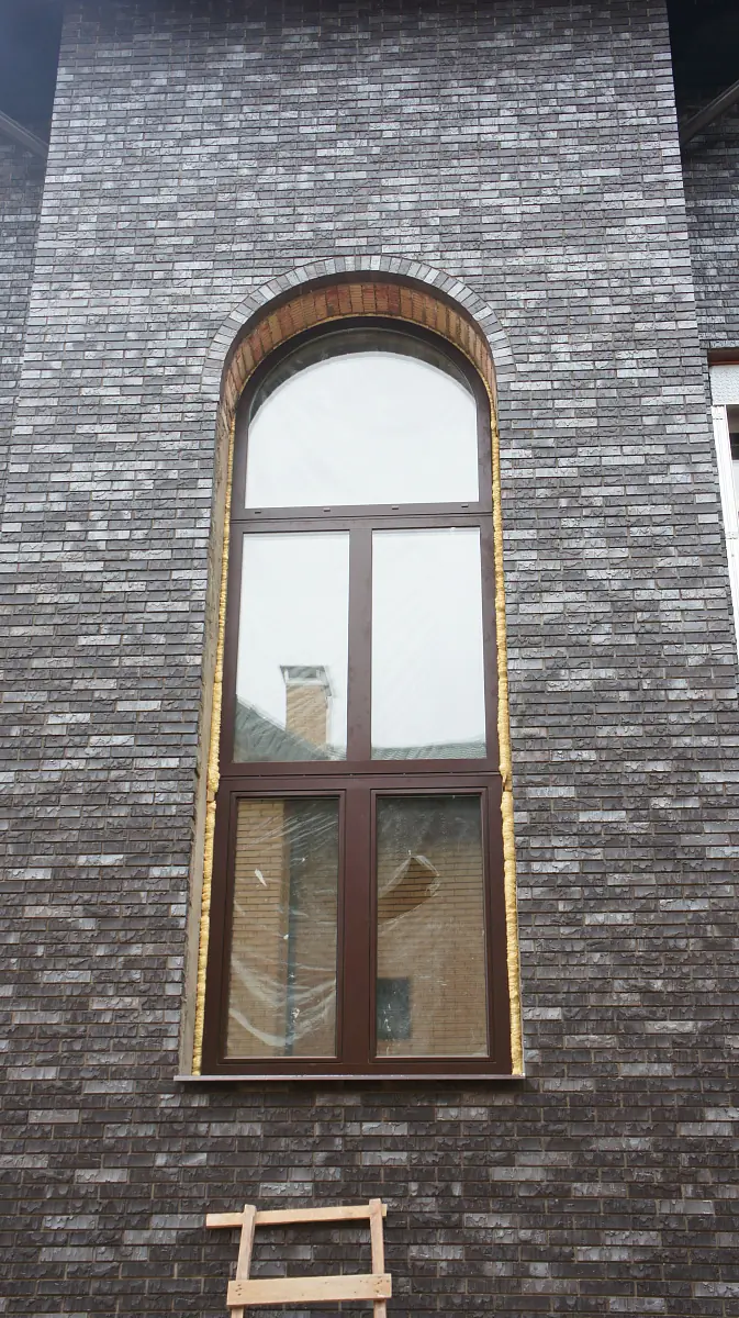 Арочное деревянное окно