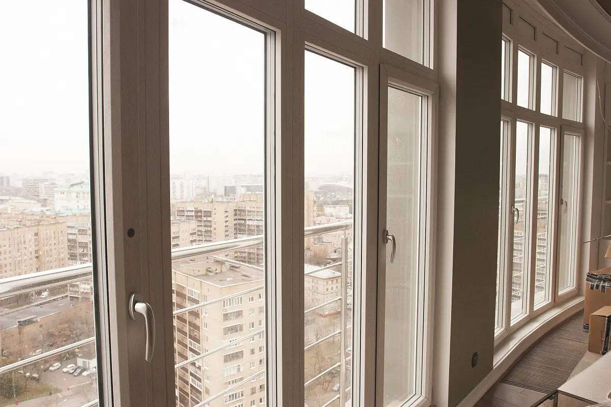 Французский баклон, окна с алюминиевым обкладом