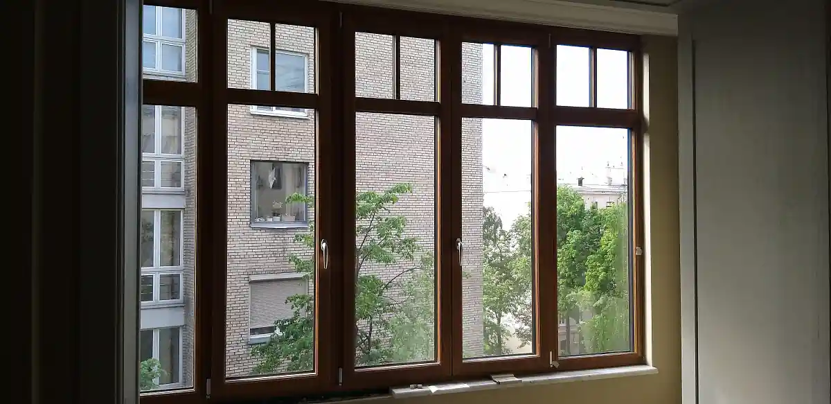 Деревянные окна на кухне