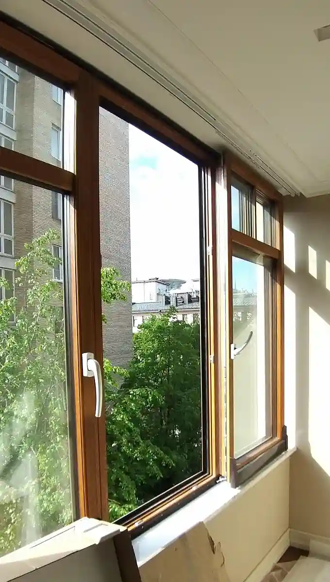 Деревянные окна на балконе